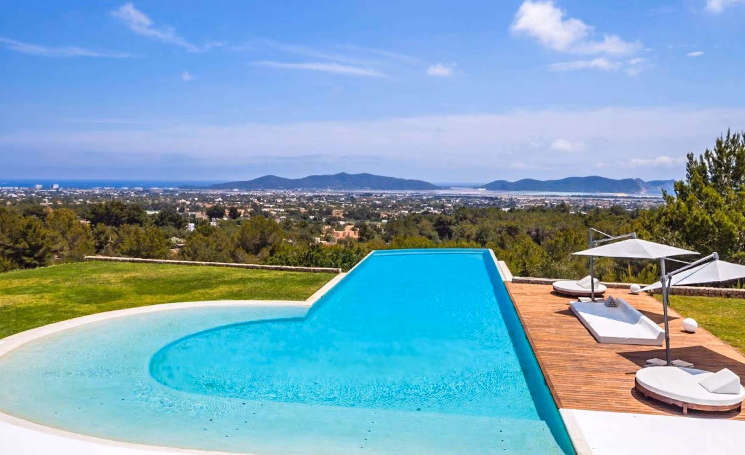 Why Travel Professionals Work with Privadia? 4 estrella azul 18042023 114947502